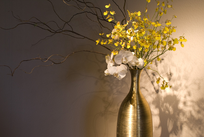 décoration vase avec fleurs jaunes et blanches