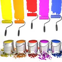 Différentes couleurs sont présentées dans les pots de peinture