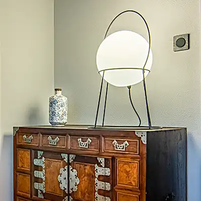 Le meuble ancien est mis en valeur avec de la décoration contemporaine.