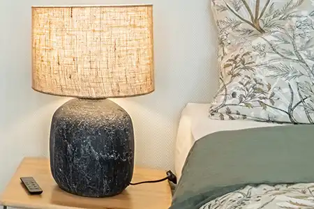 Lampe de chevet avec une base en effet pierre.