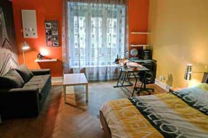 Chambre enfant dynamisée avec les couleurs orange et jaune