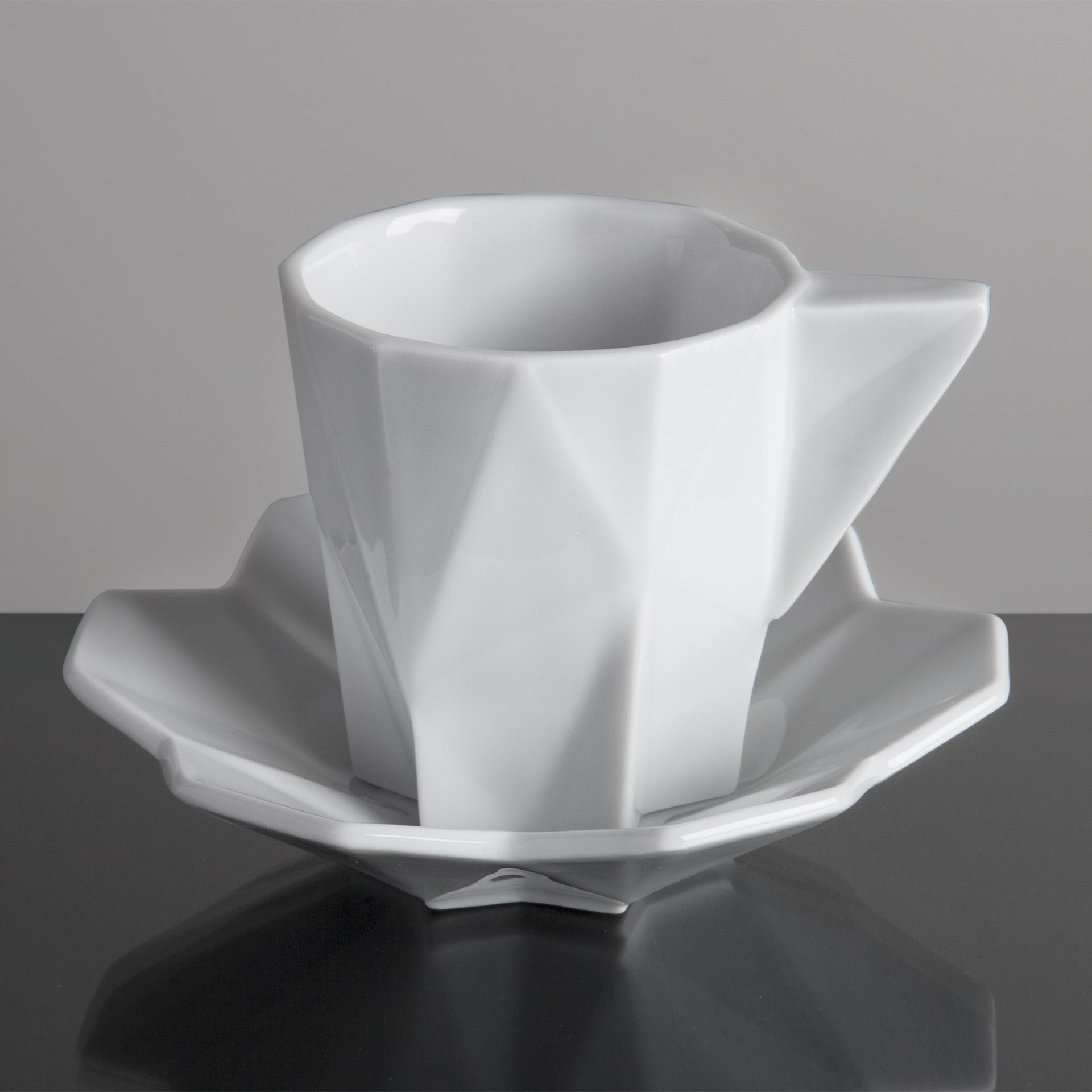 tasse aux lignes néo-cubistes