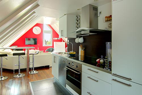 Vue sur la cuisine avec le séjour au fond
