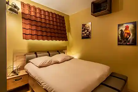 Tête de lit en tuiles rouges