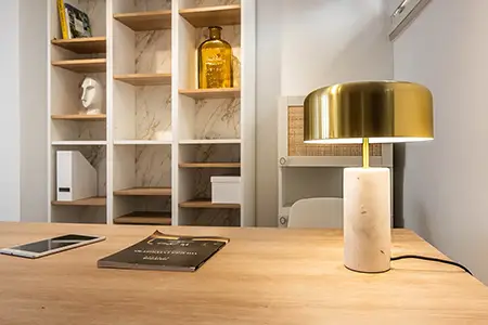 Séjour bureau avec lampe marbre et or