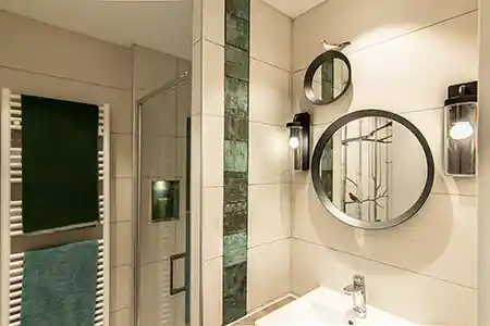 miroirs ronds noirs dans salle d'eau