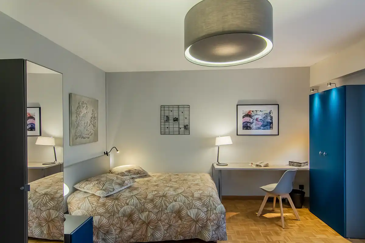 La première partie de la chambre est composée de l'espace avec lit et bureau.