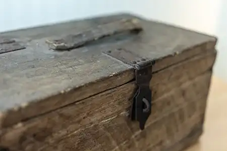 Vieux coffret en bois.