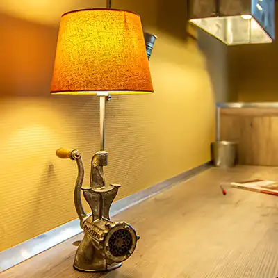 Lampe à poser sur base d'un ancien hachoir à viande.