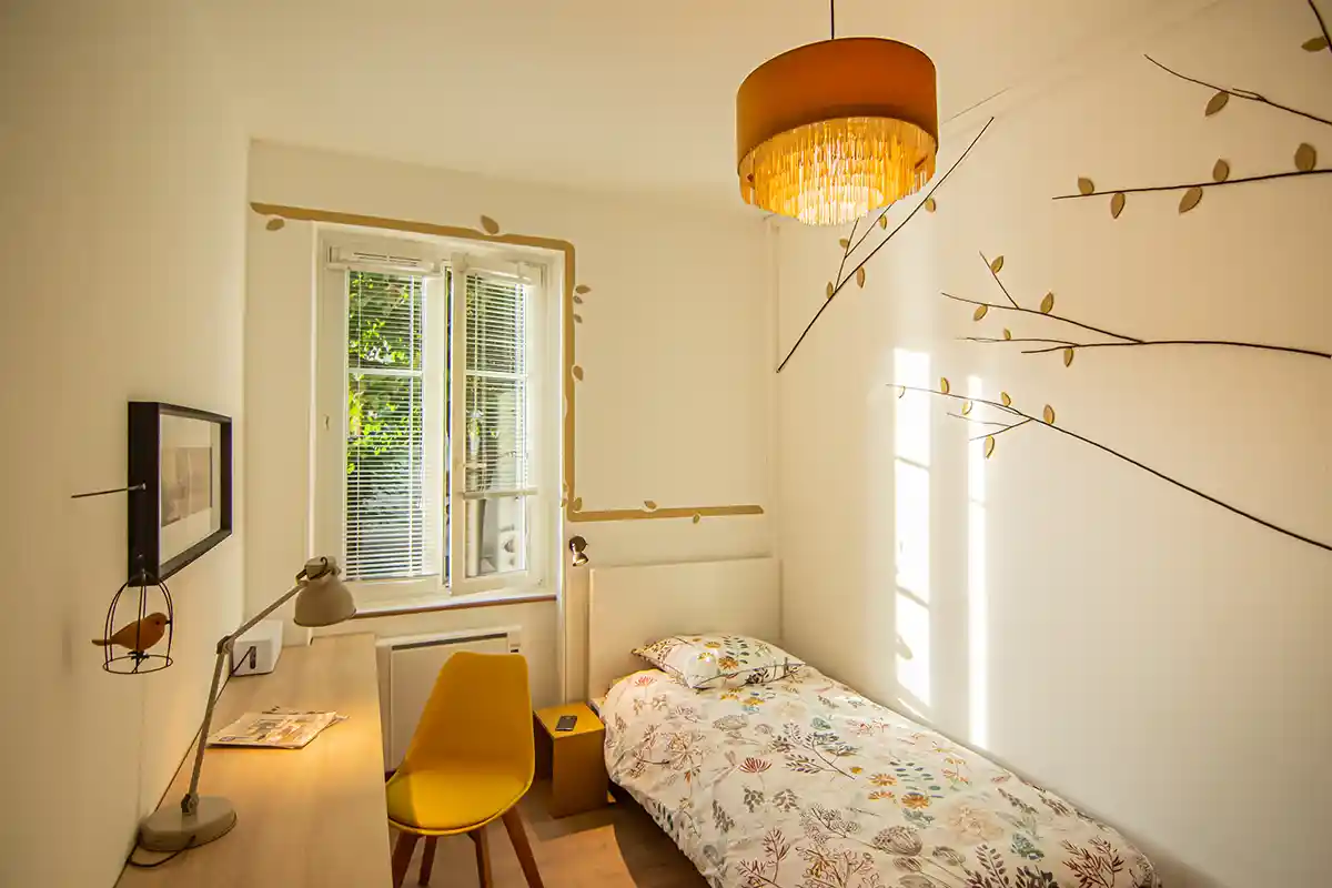 Un grand mur est entièrement décoré avec des faux branchages