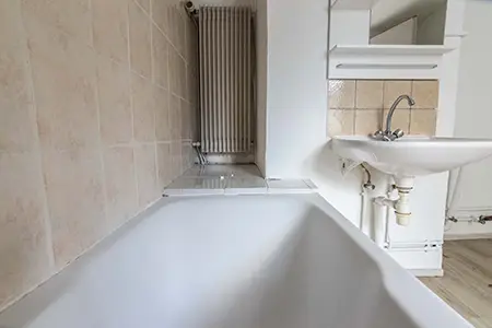 Salle de bain avec implantation étrange.