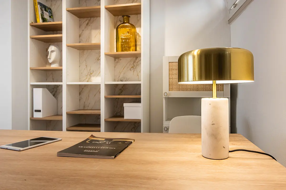 Bureau avec lampe en marbre