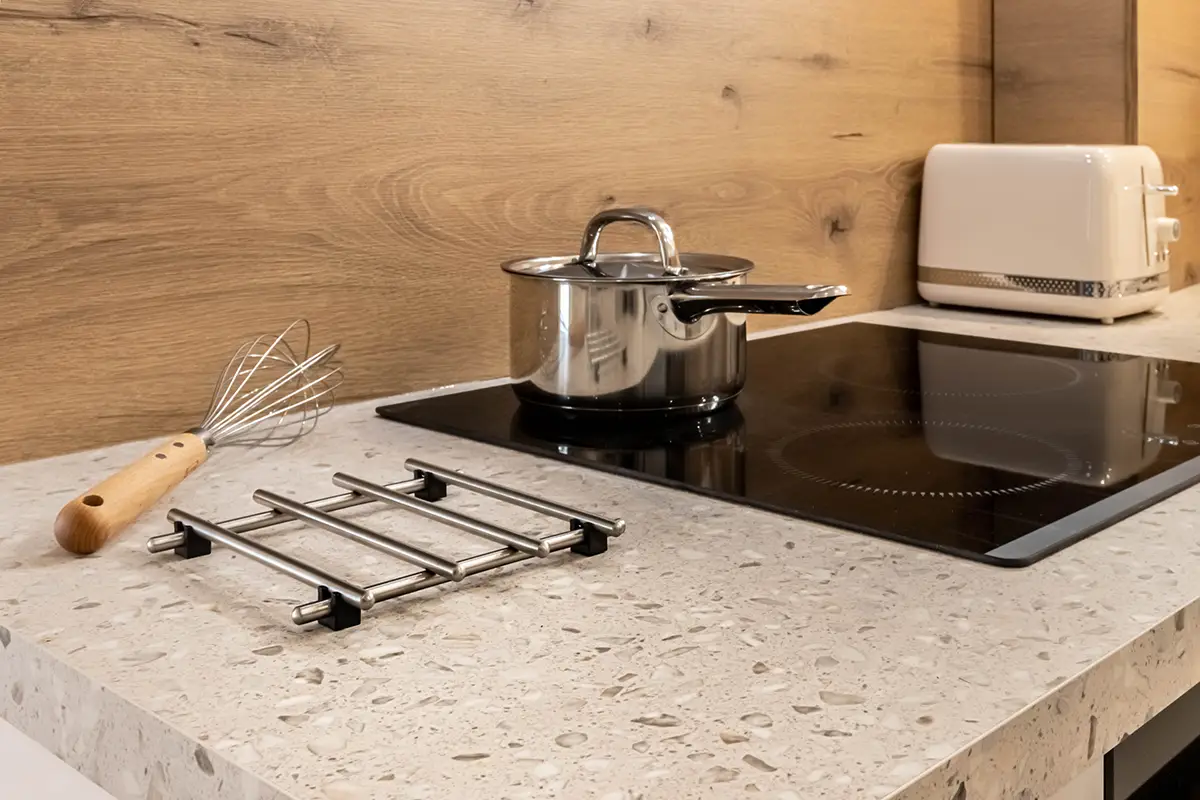 Plaque de cuisson avec casserole et accessoires