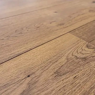 Nouveau parquet posé dans l'appartement