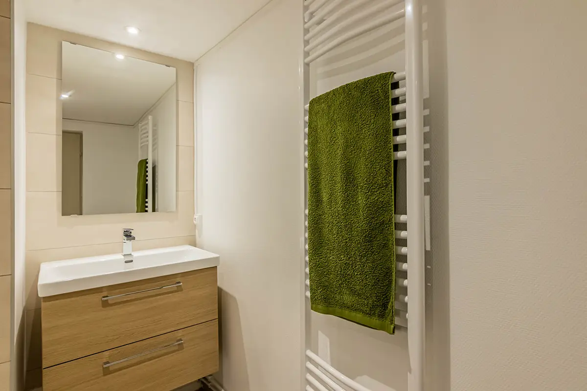 meuble vasque avec sèche-serviette.