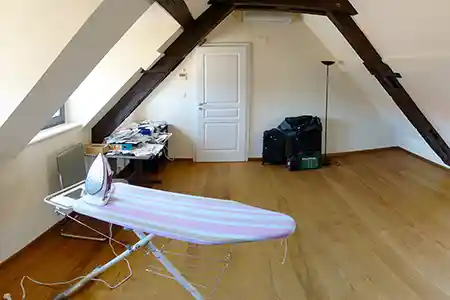 vue vers l'entrée de la pièce